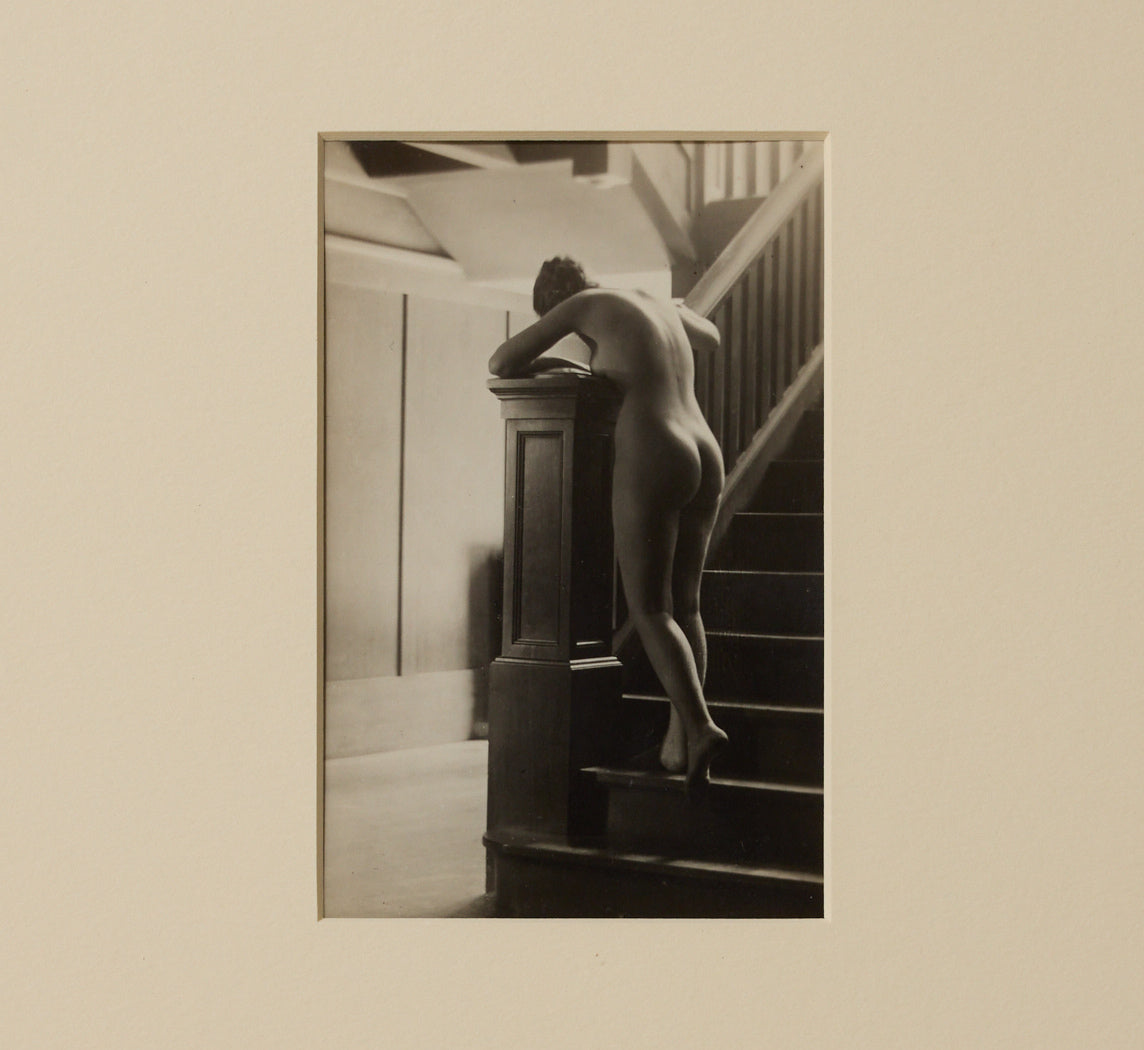 1920S NUDE WOMAN ON STAIRS
