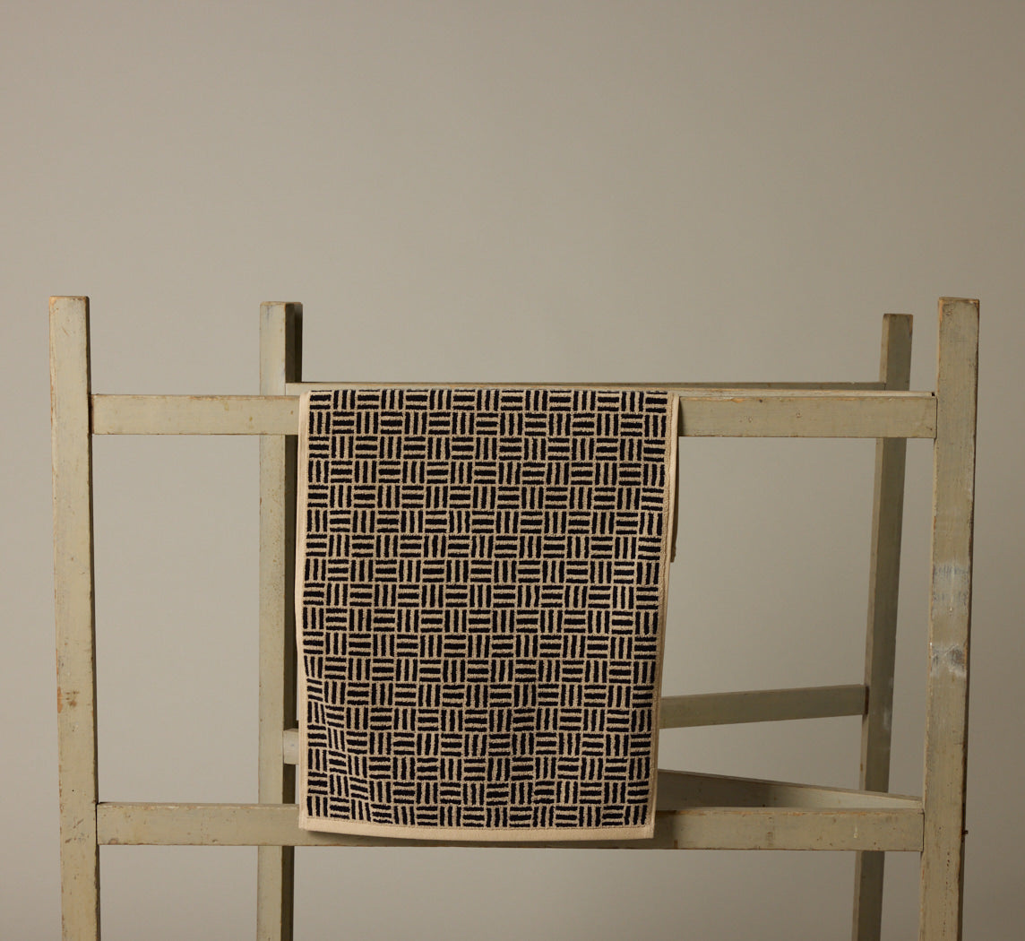 BAINA TORRENS HAND TOWEL IN SAND & NOIR