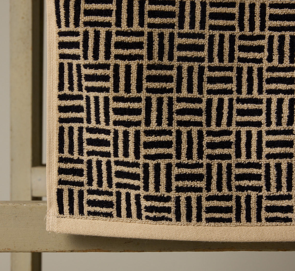 BAINA TORRENS HAND TOWEL IN SAND & NOIR