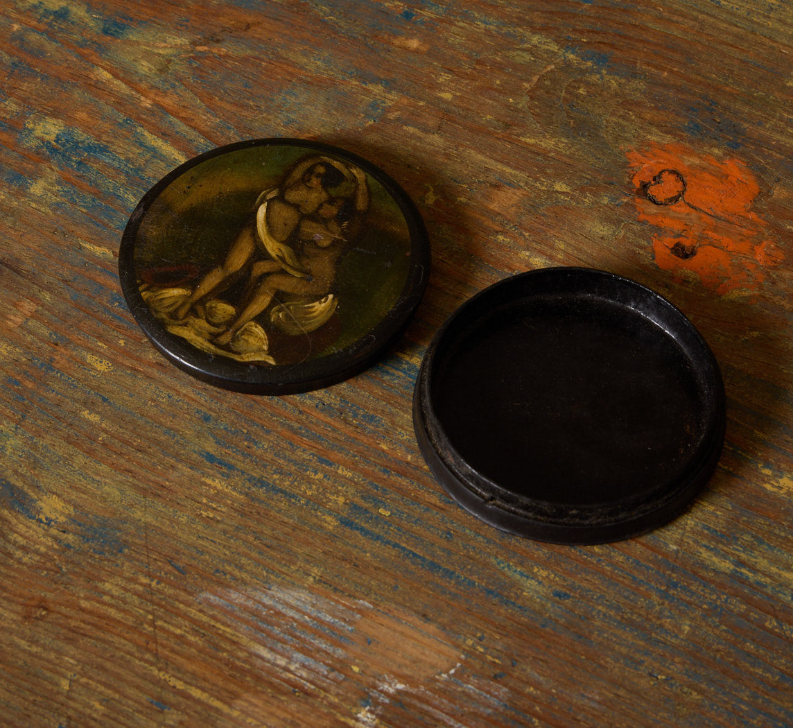 19TH CENTURY RISQUÉ PAPIER-MÂCHÉ SNUFF BOX
