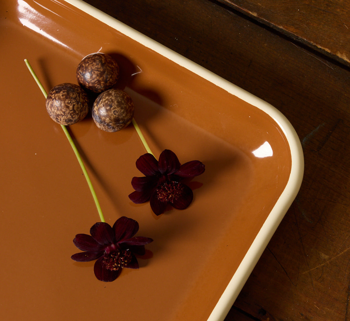 ENAMELED SQUARE PLATE IN PECAN