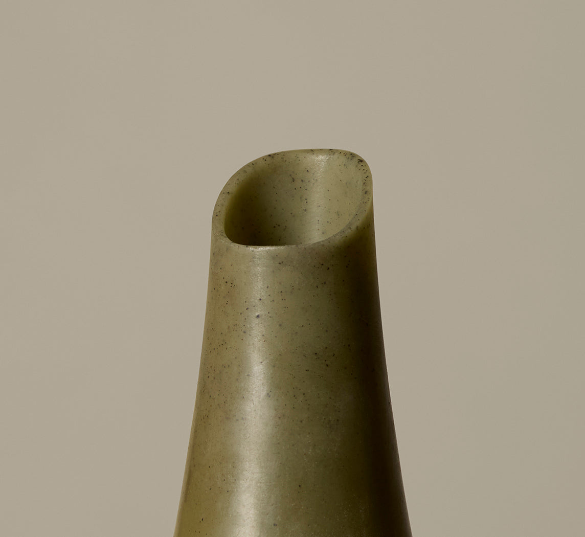 HANDS WAX VASE IN KOMBU