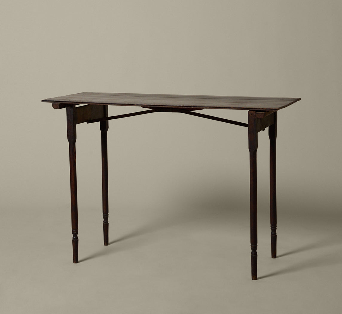 EARLY AMERICAN PETITE NOIR WOODEN SIDE TABLE