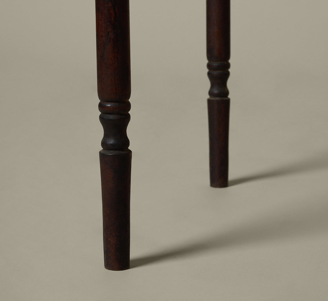 EARLY AMERICAN PETITE NOIR WOODEN SIDE TABLE