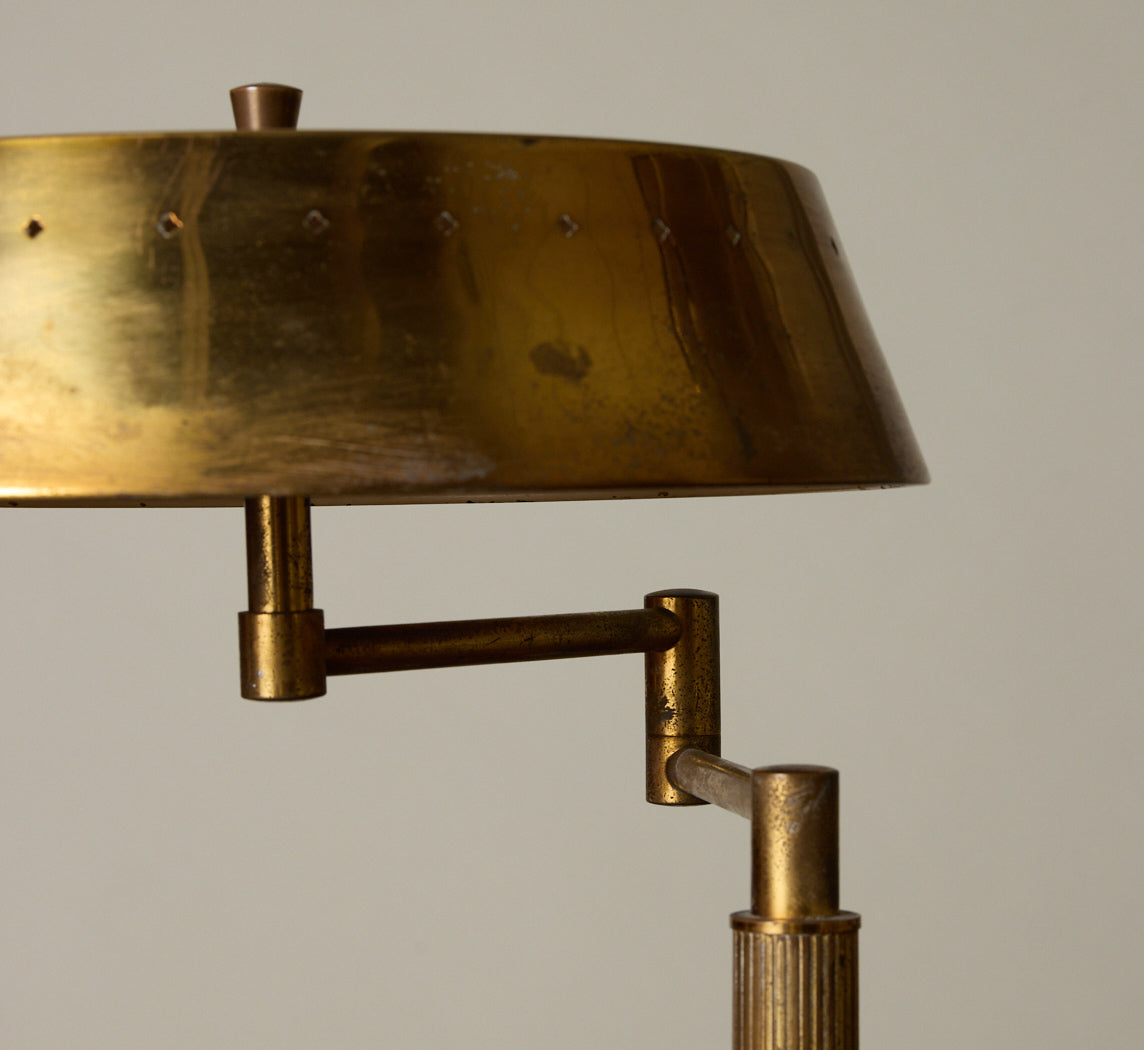 1960S ITALIAN MID-CENTURY ARTICULATING TABLE LAMP IN PATINATED BRASS