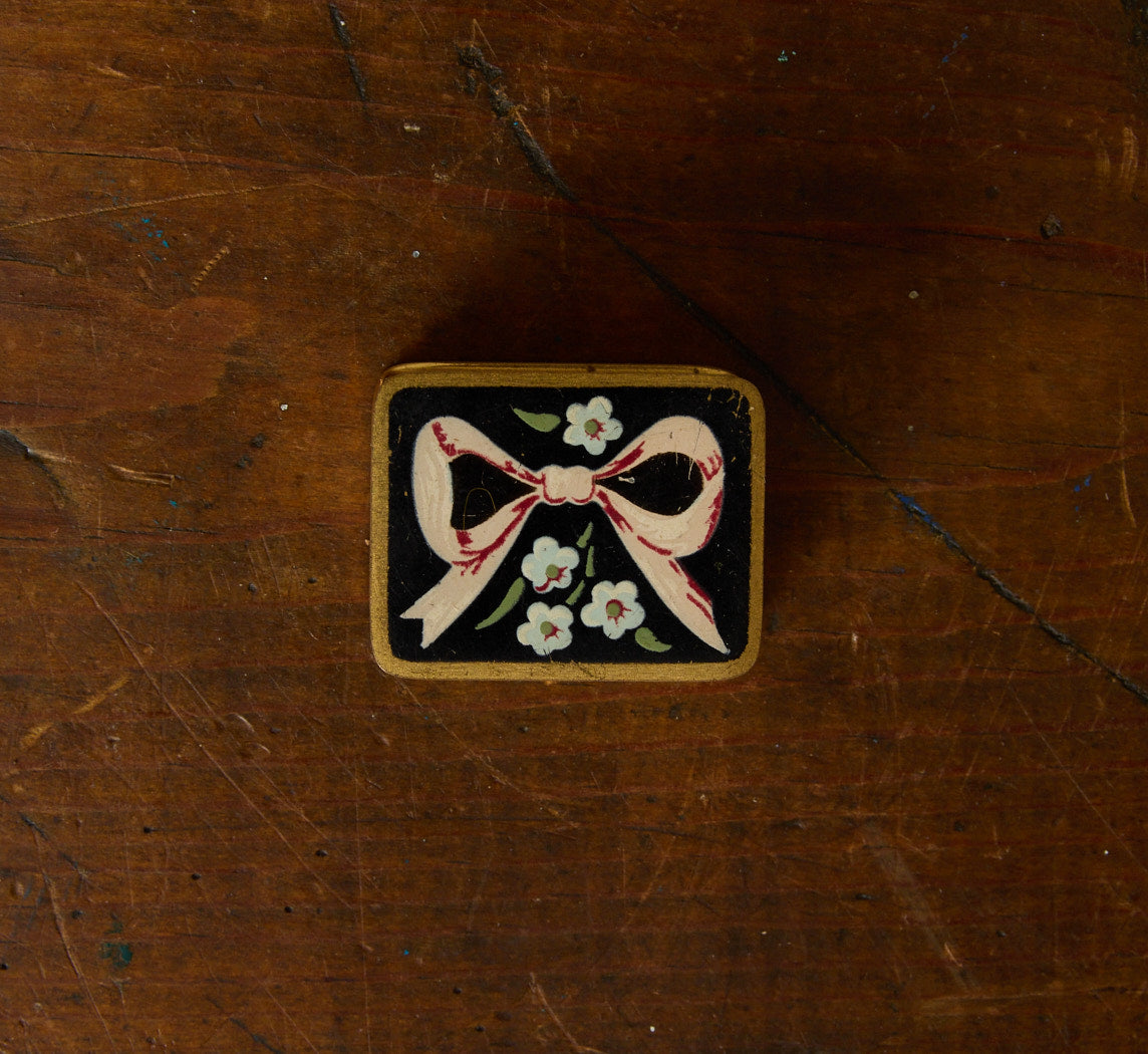 1940S ENAMELED BRASS PETITE PILL BOX WITH HAND PAINTED BOW
