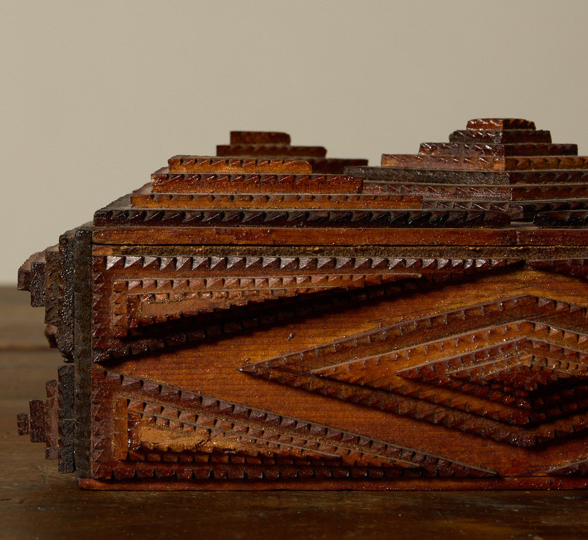 AMERICAN TRAMP ART KEEPSAKE BOX