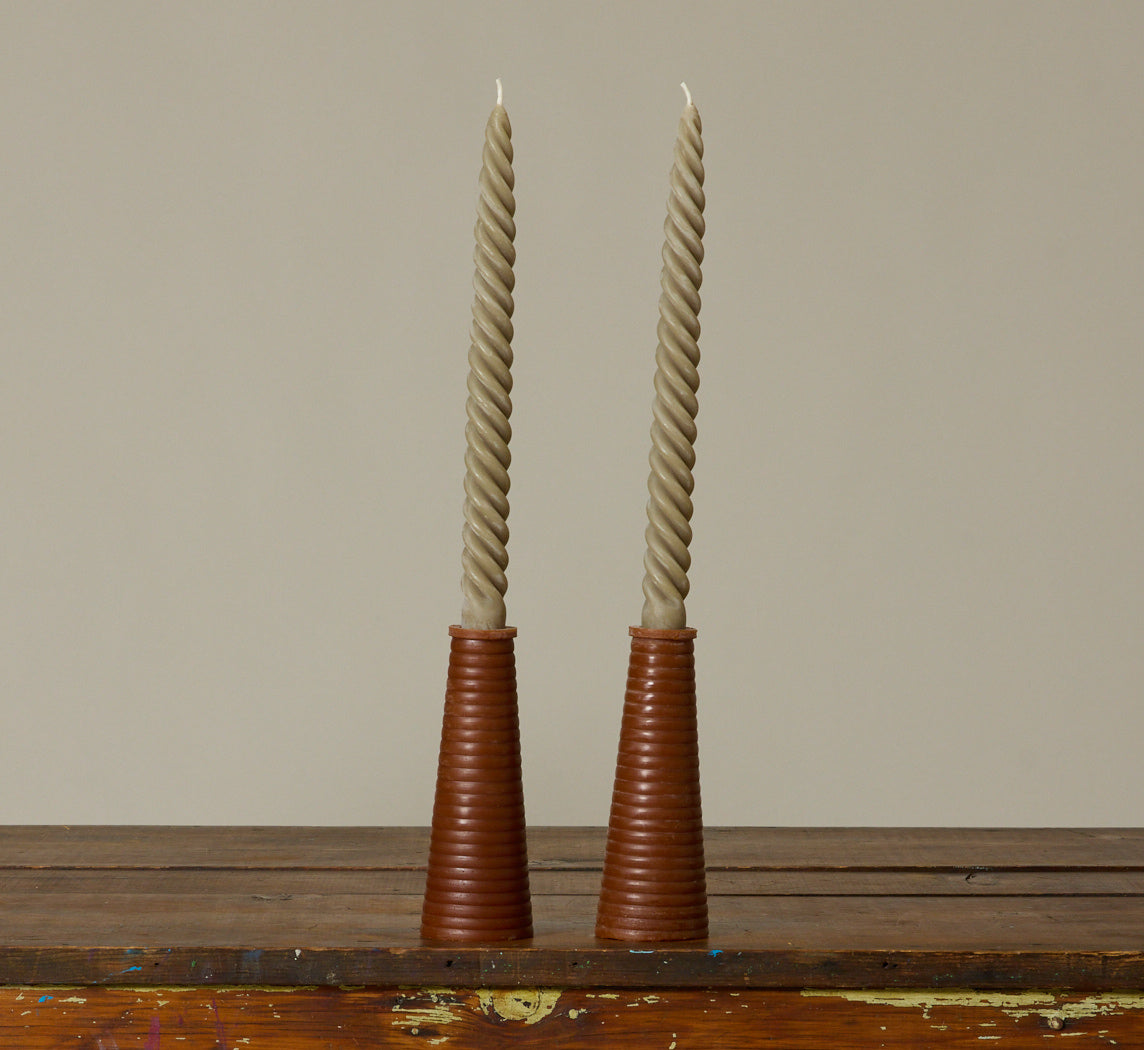 PIERCE & WARD RIBBED BEESWAX CANDLE IN CHOCOLATE BROWN