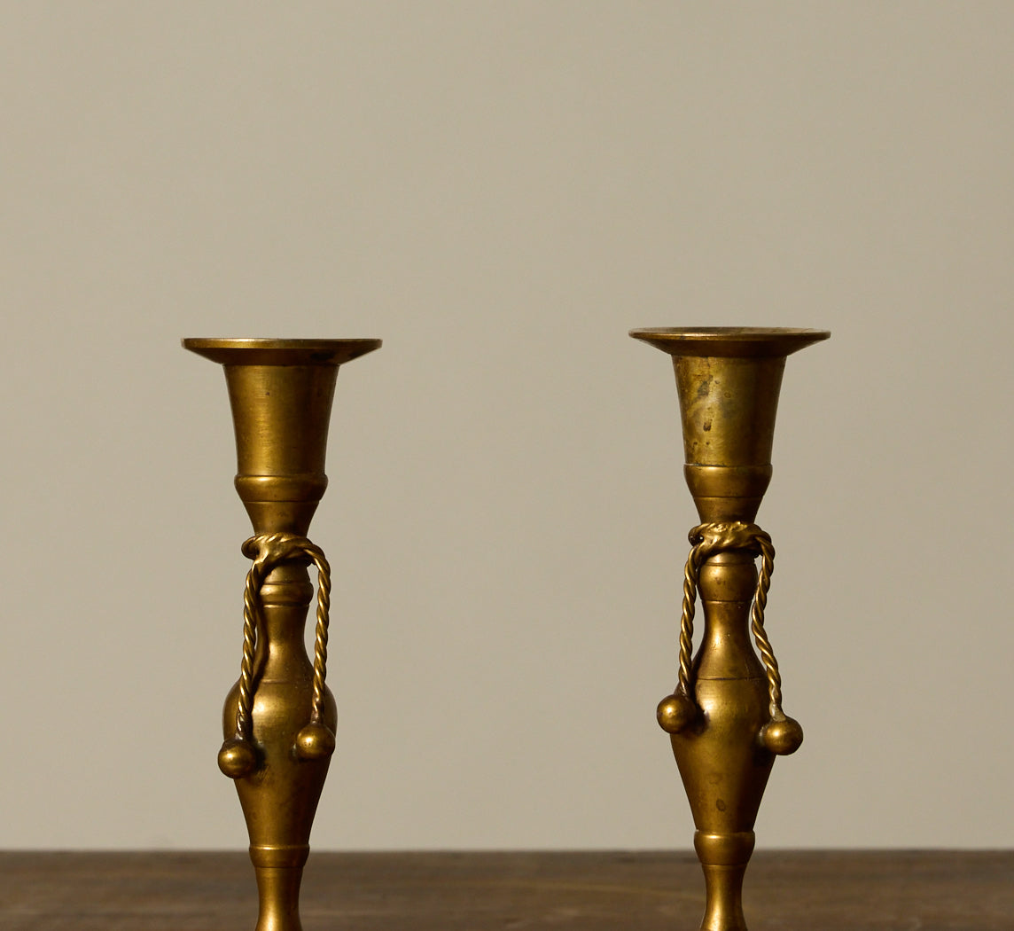 PAIR OF VINTAGE CANDLESTICK HOLDERS WITH BRASS ROPE