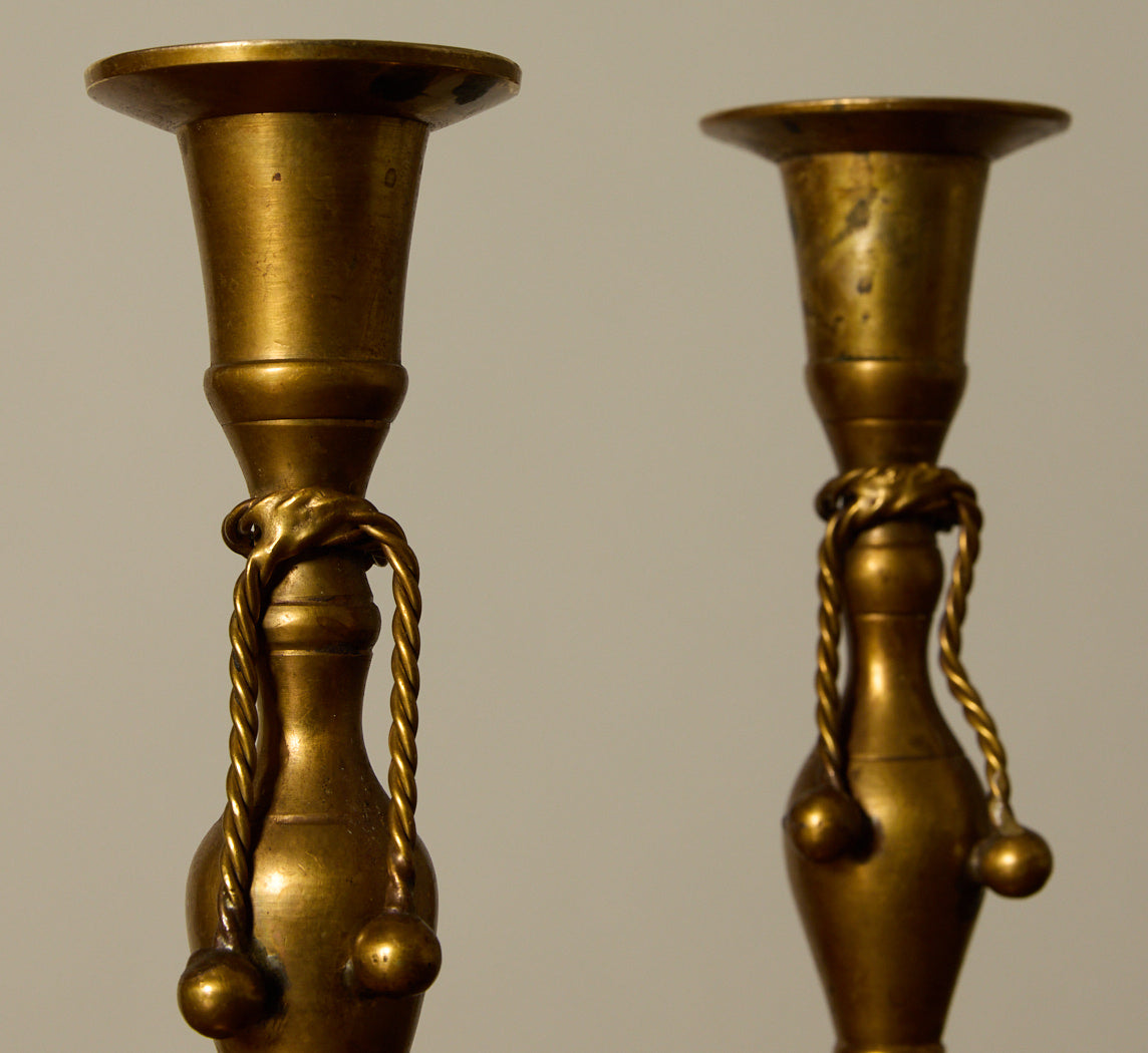PAIR OF VINTAGE CANDLESTICK HOLDERS WITH BRASS ROPE