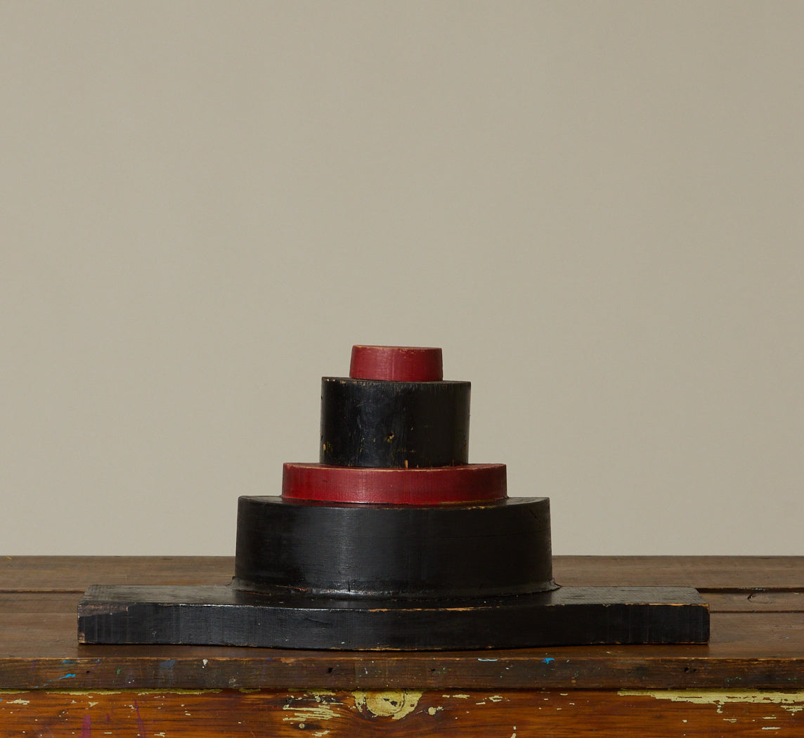 PAIR OF FRENCH ART DECO WALL SHELVES IN RED AND BLACK