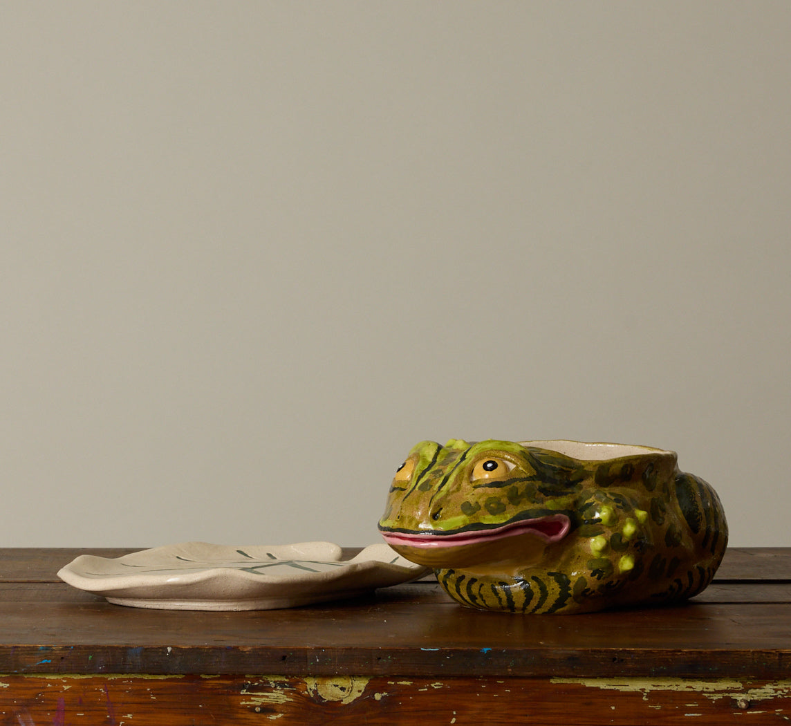 PEARCE WILLIAMS FROG PLANTER WITH LILY PAD PLATE SMALL