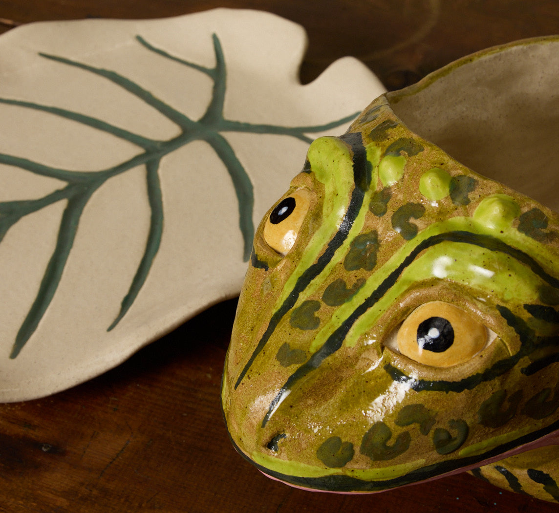 PEARCE WILLIAMS FROG PLANTER WITH LILY PAD PLATE LARGE