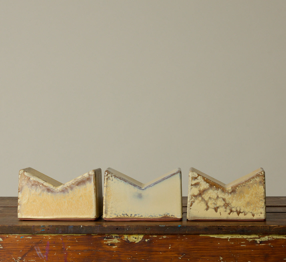 APARTAMENTO CERAMIC BOOKSTAND BY XAVIER MANOSA
