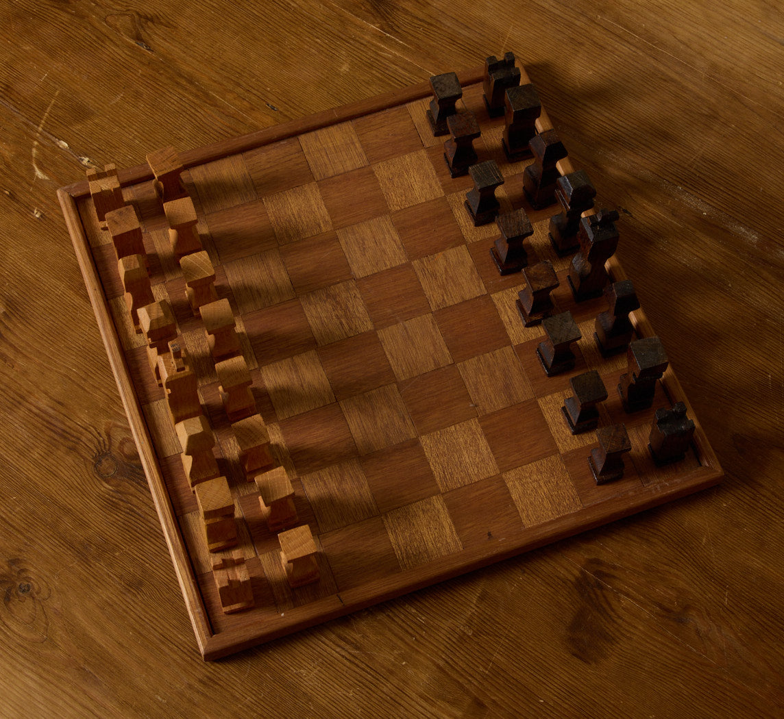 DUTCH MODERNIST HAND CRAFTED CHESS SET WITH WOOD STORAGE BOX II