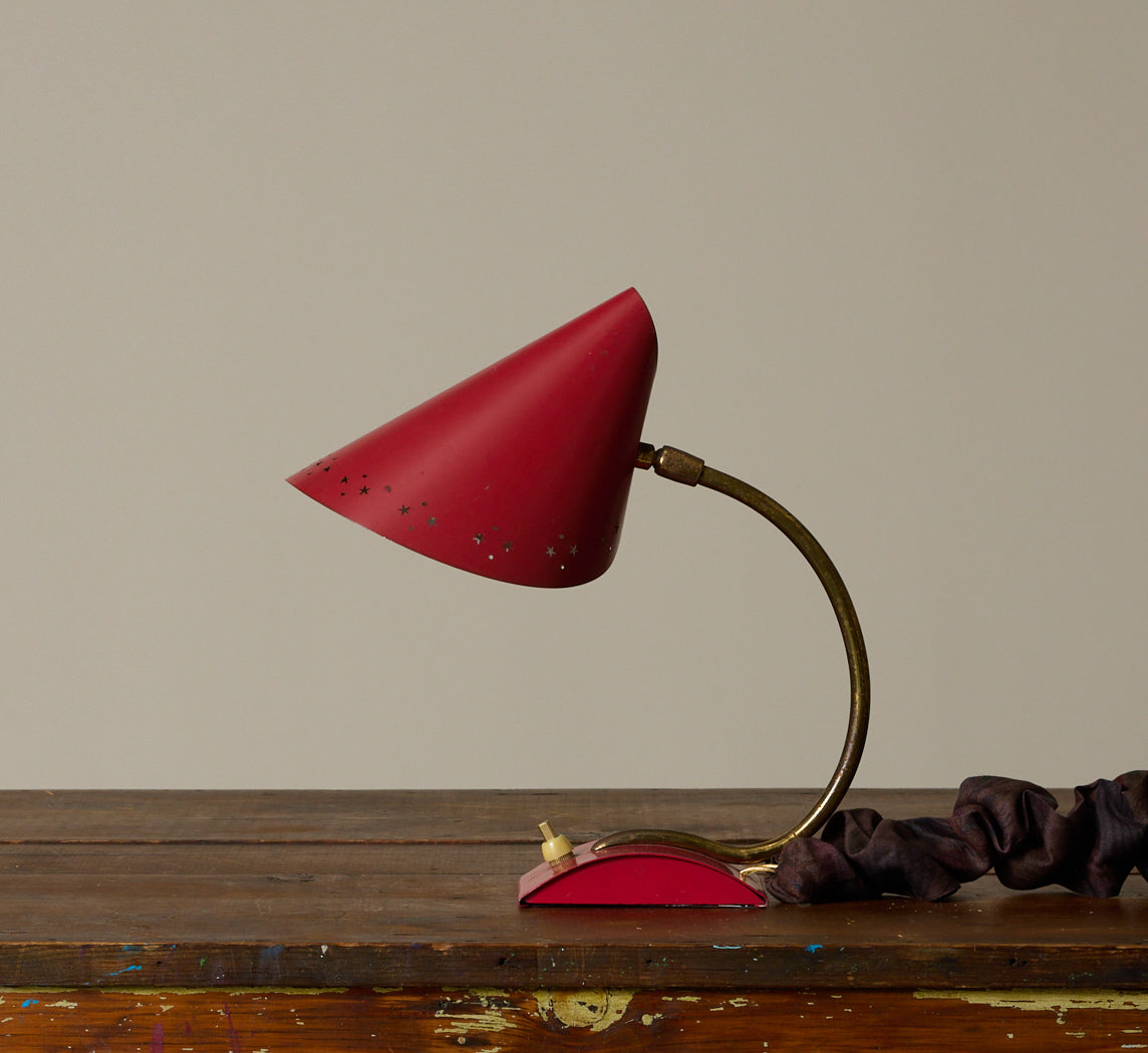 MID CENTURY SCARLETT ENAMEL CONICAL TABLE LAMP