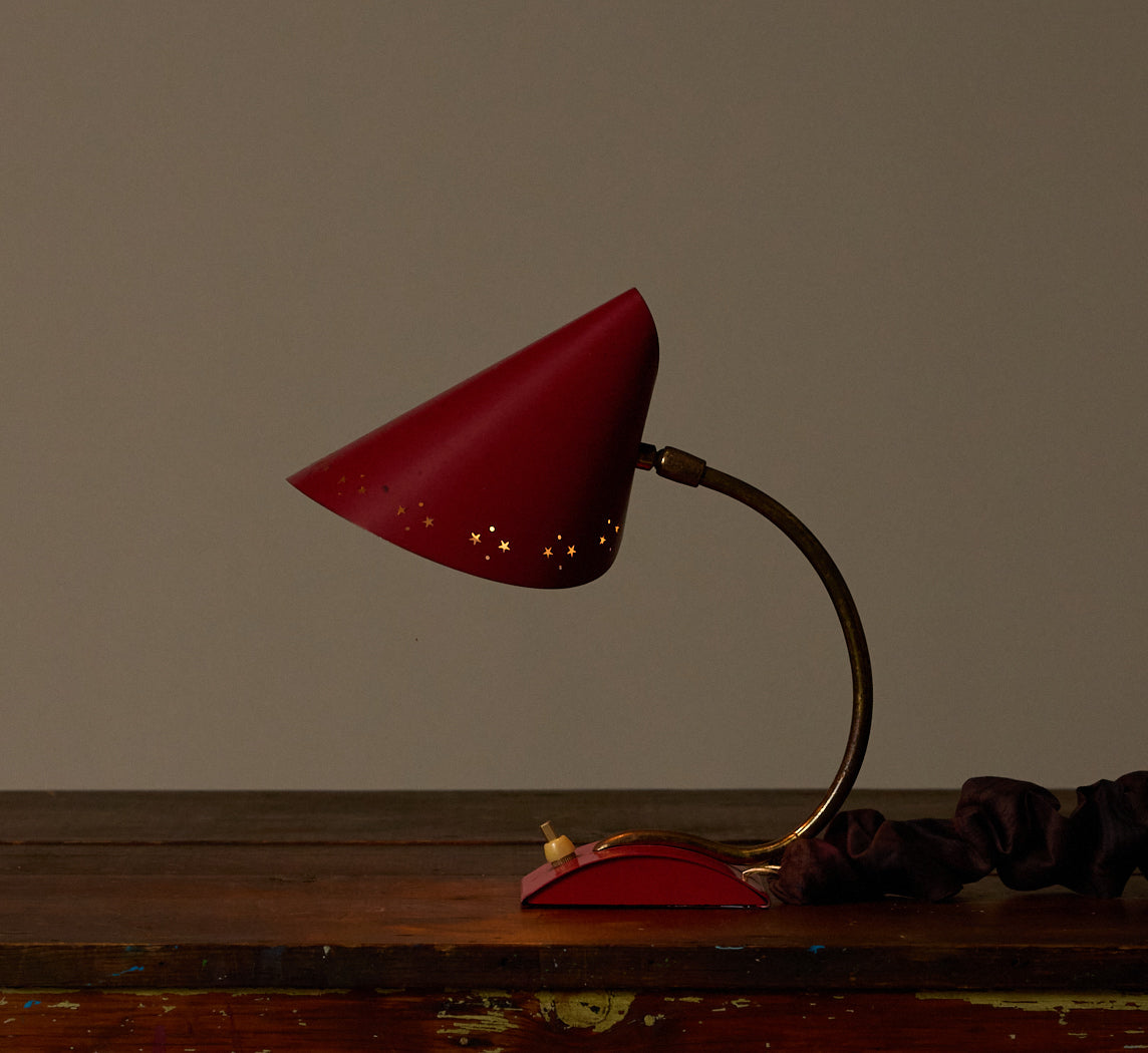 MID CENTURY SCARLETT ENAMEL CONICAL TABLE LAMP