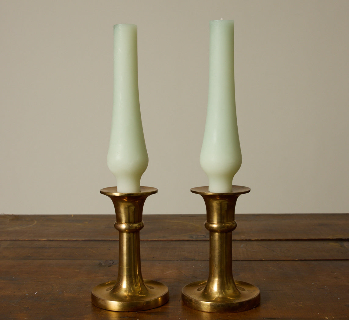 HANDS CHIMNEY CANDLE IN SPRING