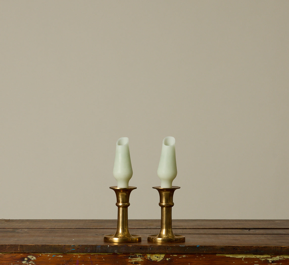 HANDS WAX VASE IN SPRING