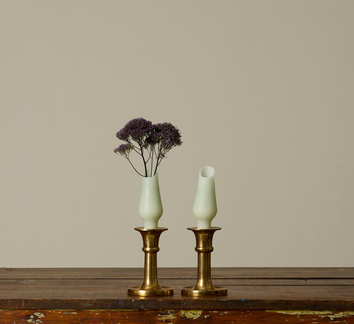 HANDS WAX VASE IN SPRING