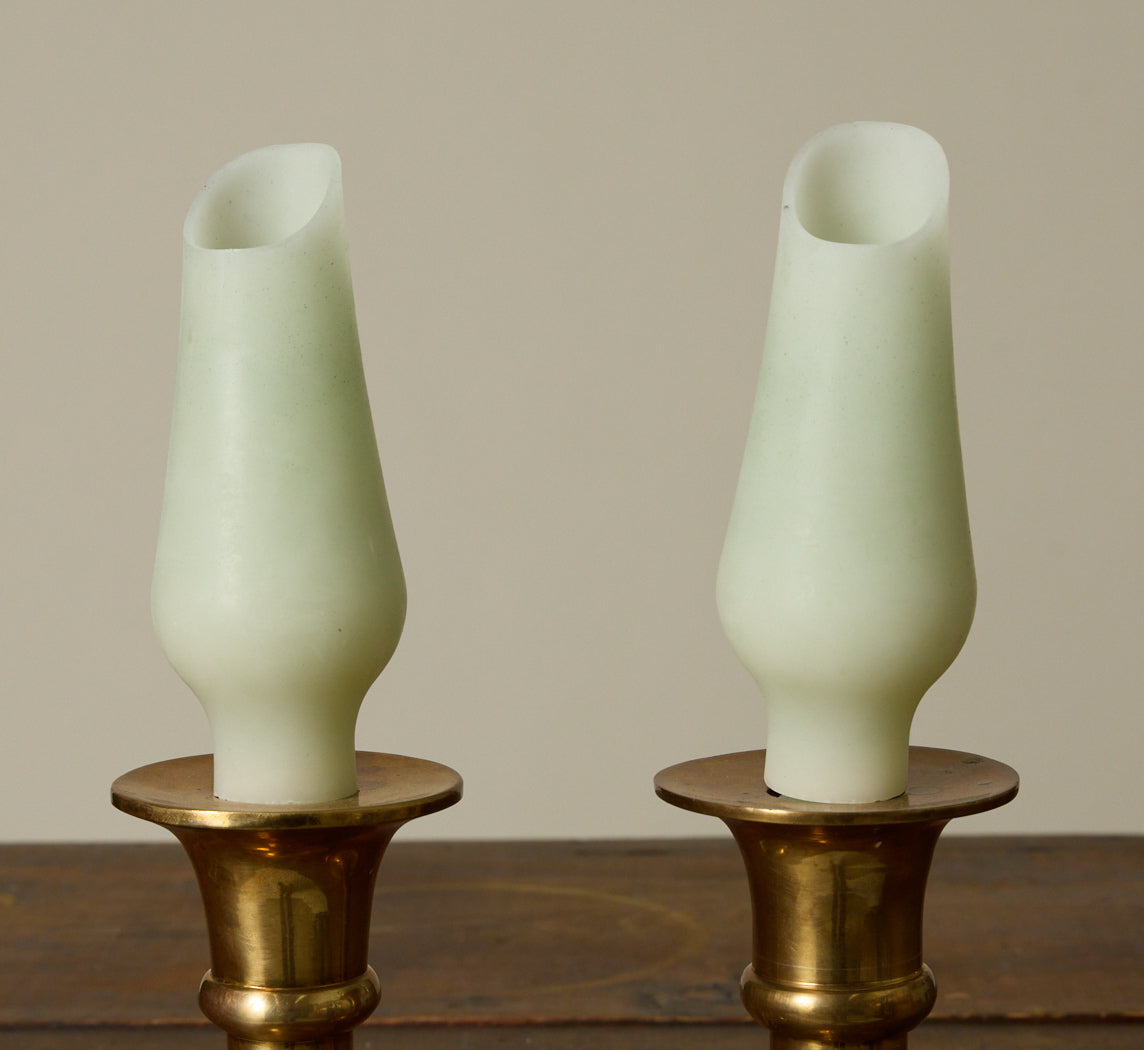 HANDS WAX VASE IN SPRING