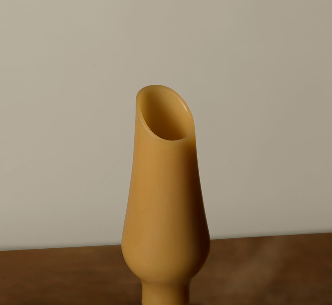 HANDS WAX VASE IN NATURAL