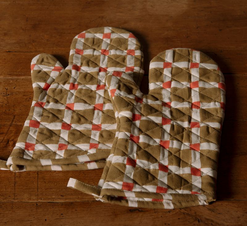 CHECKERBOARD OVEN MITT IN OLIVE AND RED