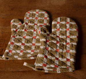 CHECKERBOARD OVEN MITT IN OLIVE AND RED