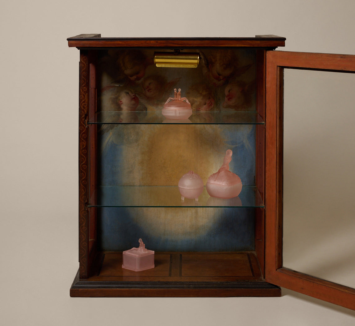 19TH CENTURY INLAID EBONY & ROSEWOOD VITRINE WITH PAINTED CHERUBS