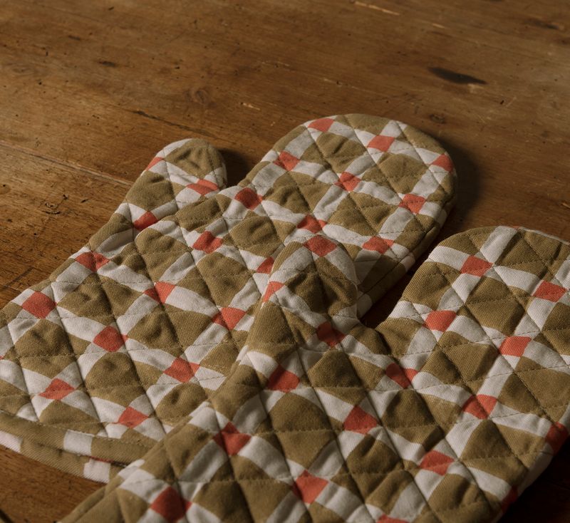 CHECKERBOARD OVEN MITT IN OLIVE AND RED