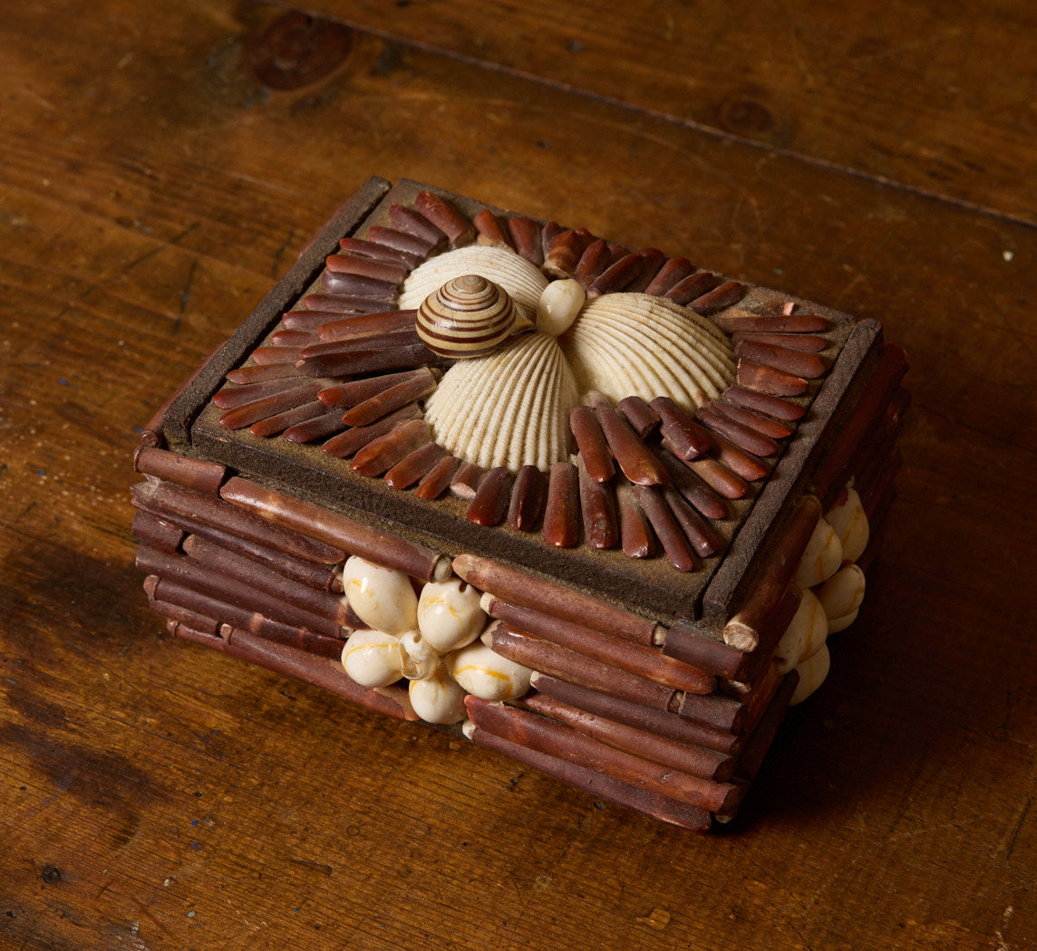 VINTAGE FOLK ART SEASHELL BOX