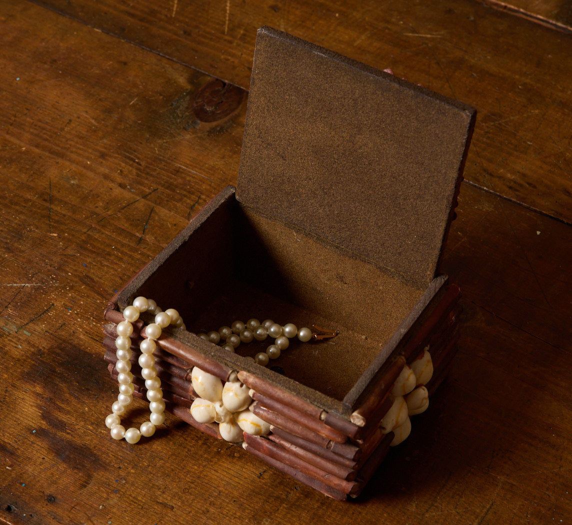 VINTAGE FOLK ART SEASHELL BOX