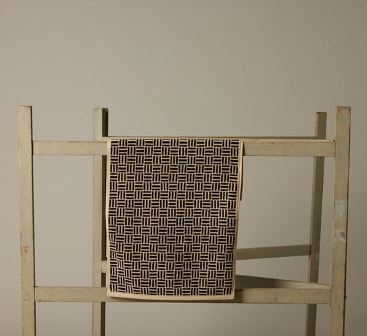 BAINA TORRENS HAND TOWEL IN SAND & NOIR