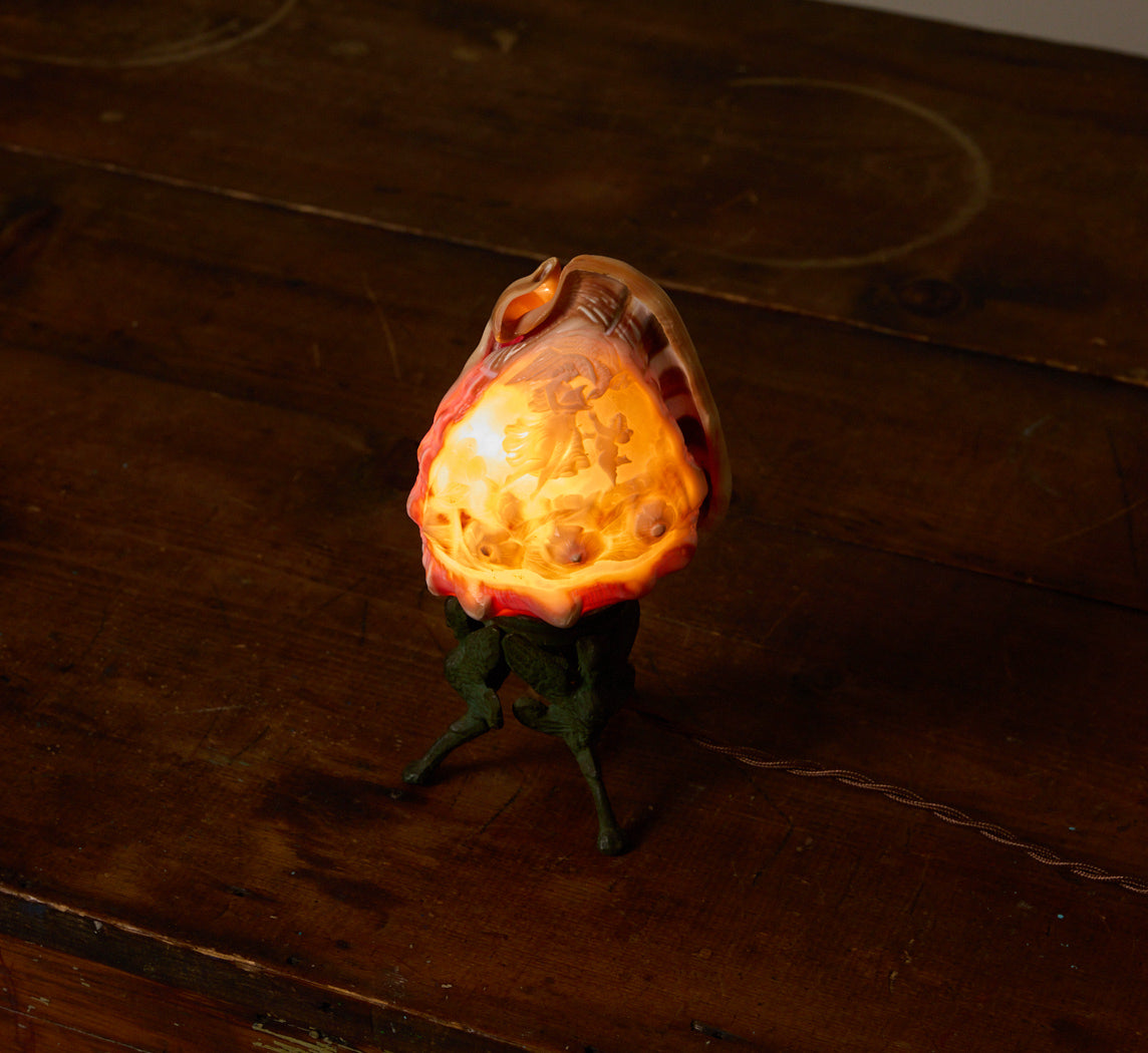 ITALIAN CARVED CHERUB CAMEO CONCH SHELL LAMP, C. 1910