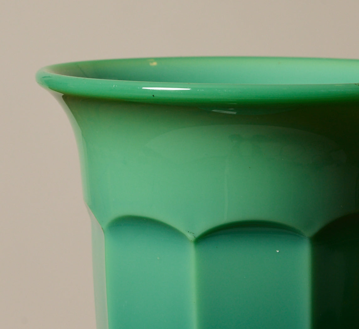 ENGLISH ART DECO JADEITE GLASS VASE BY DAVIDSON’S, MODEL 279, 1931-1934