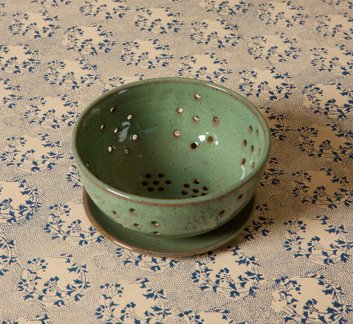 SPECKLED STONEWARE BERRY BOWL