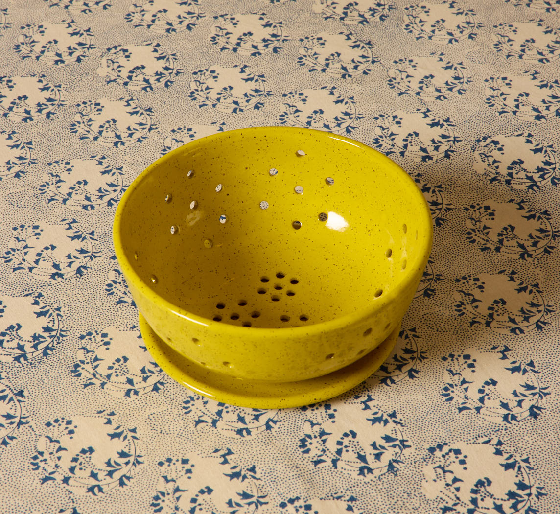 SPECKLED STONEWARE BERRY BOWL