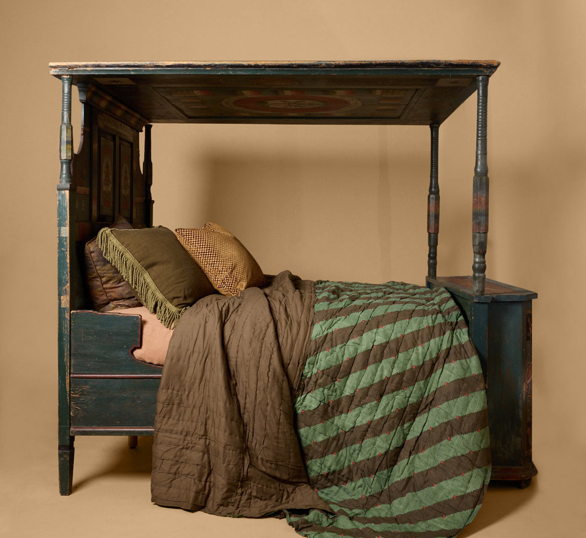 19TH CENTURY SCANDINAVIAN PAINTED CANOPY BED