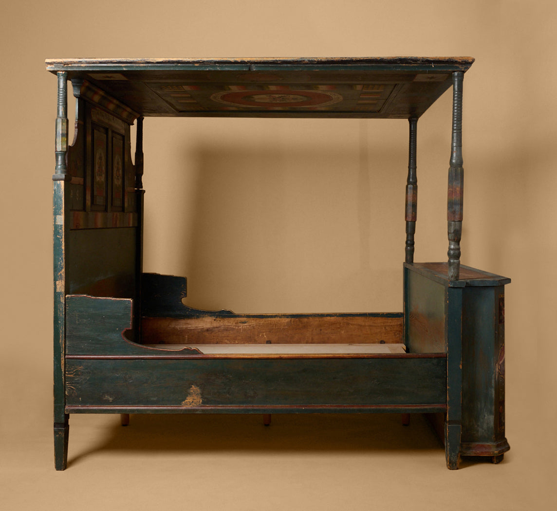 19TH CENTURY SCANDINAVIAN PAINTED CANOPY BED