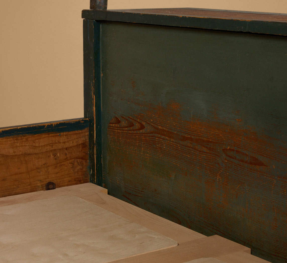 19TH CENTURY SCANDINAVIAN PAINTED CANOPY BED