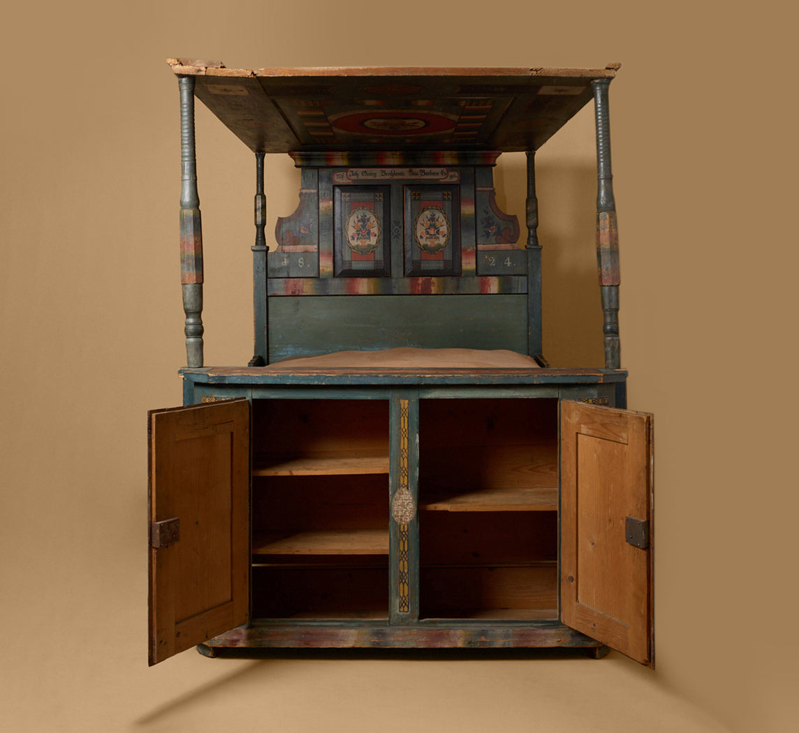 19TH CENTURY SCANDINAVIAN PAINTED CANOPY BED