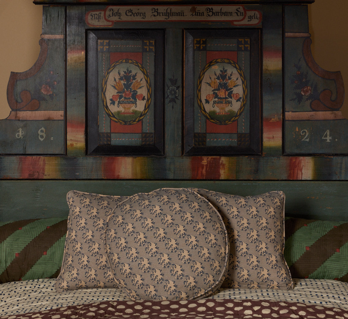19TH CENTURY SCANDINAVIAN PAINTED CANOPY BED