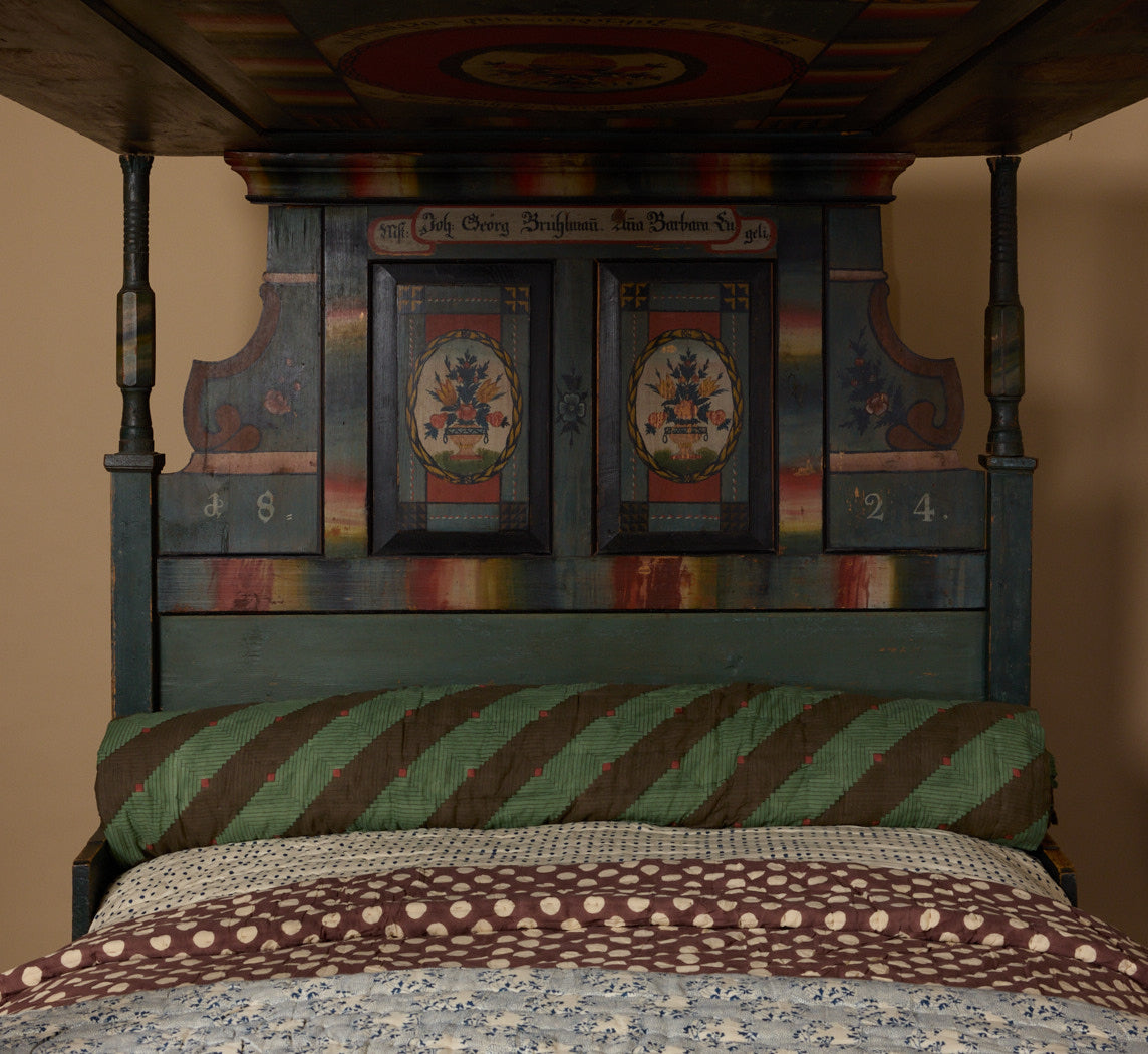 19TH CENTURY SCANDINAVIAN PAINTED CANOPY BED