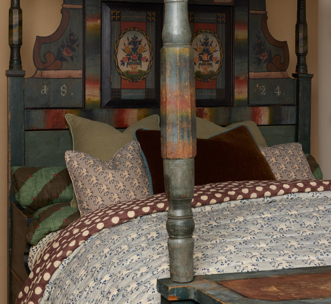 19TH CENTURY SCANDINAVIAN PAINTED CANOPY BED