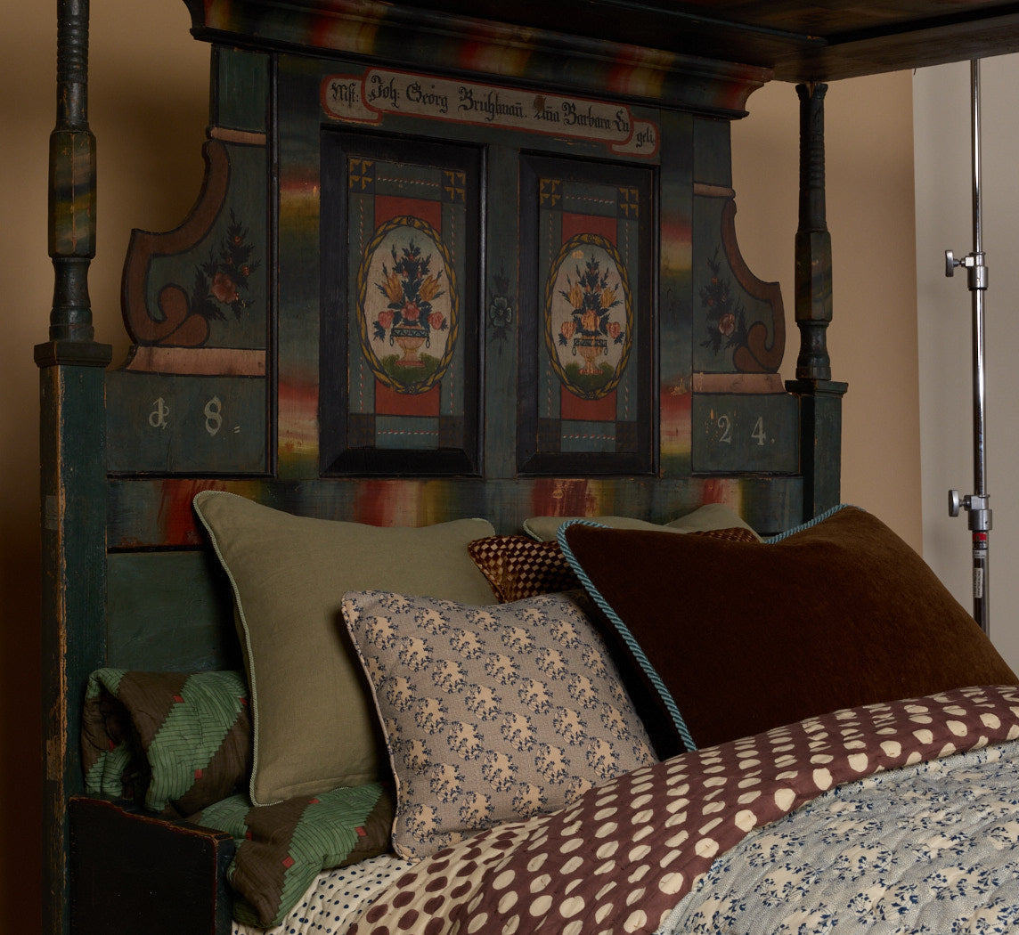 19TH CENTURY SCANDINAVIAN PAINTED CANOPY BED