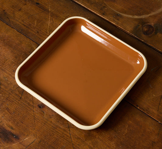 ENAMELED SQUARE PLATE IN PECAN