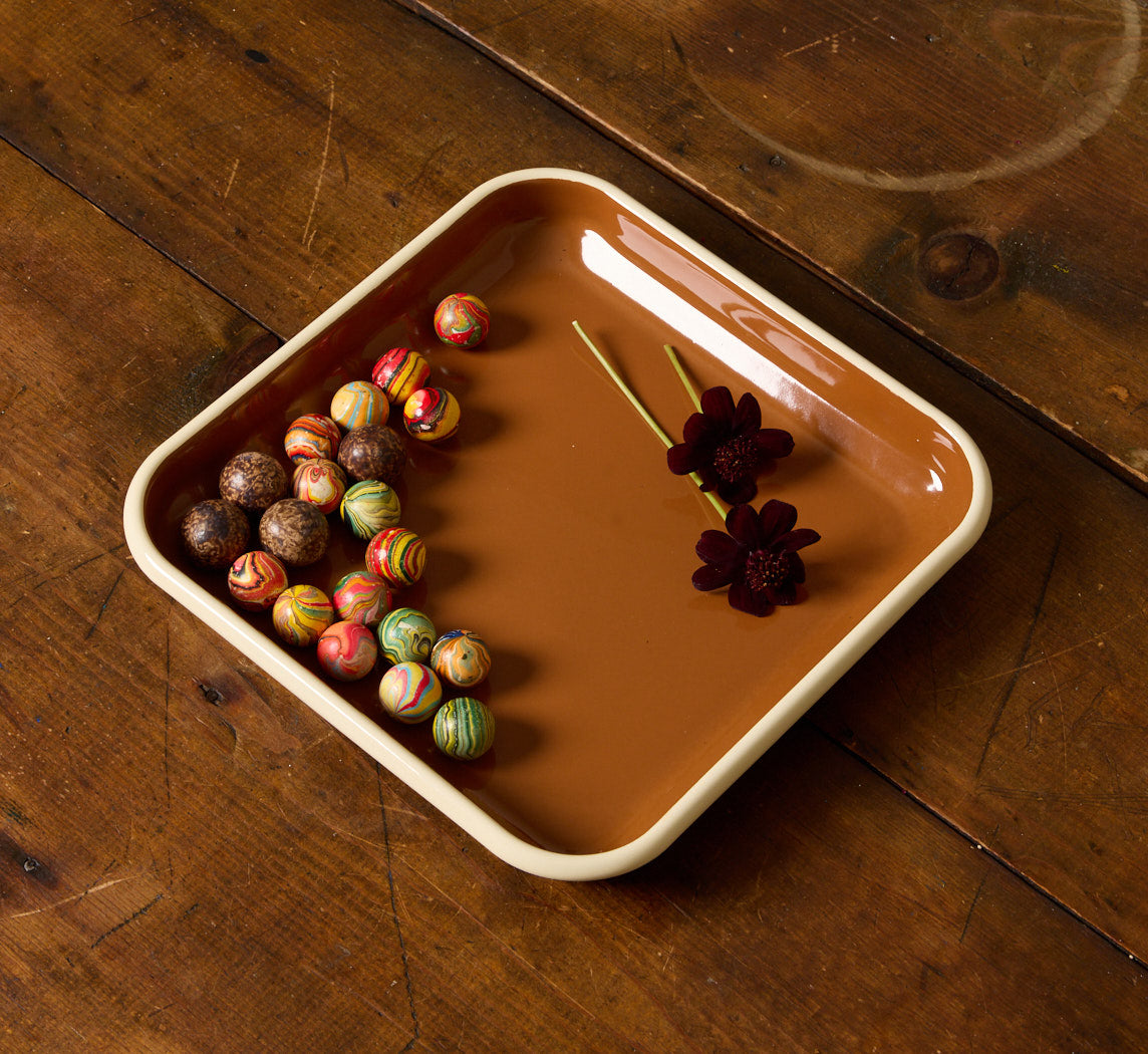 ENAMELED SQUARE PLATE IN PECAN