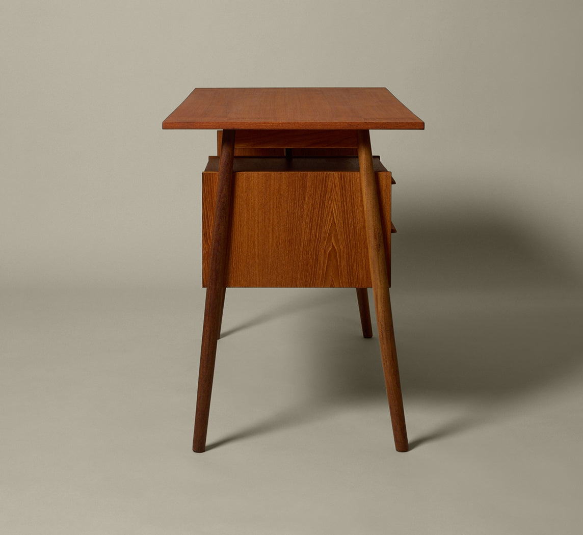1960S DANISH ASYMMETRICAL TEAK DESK BY GUNNAR NIELSEN