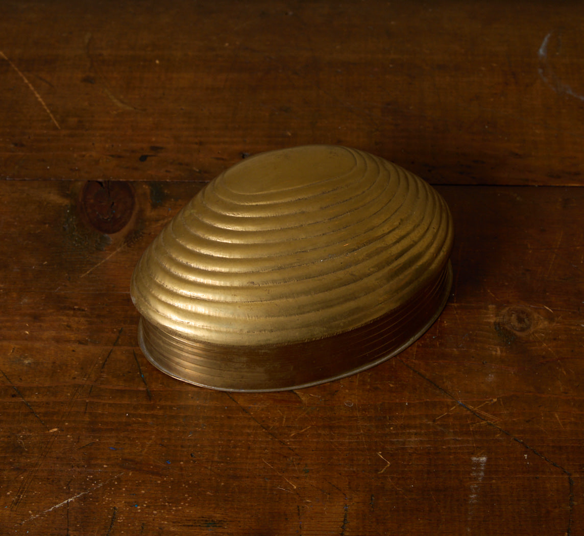 MID-CENTURY BRASS CLAMSHELL TRINKET BOX