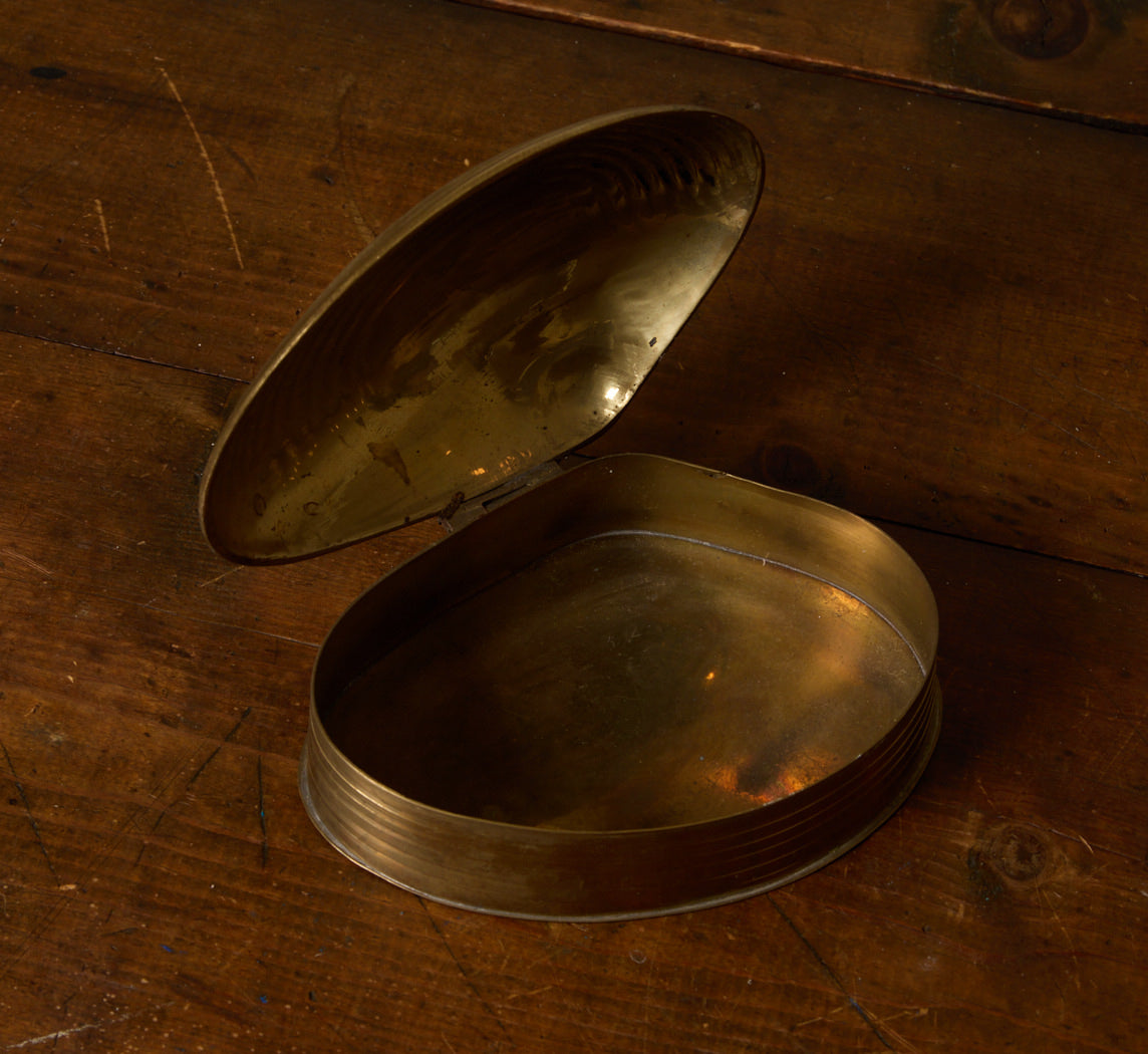 MID-CENTURY BRASS CLAMSHELL TRINKET BOX